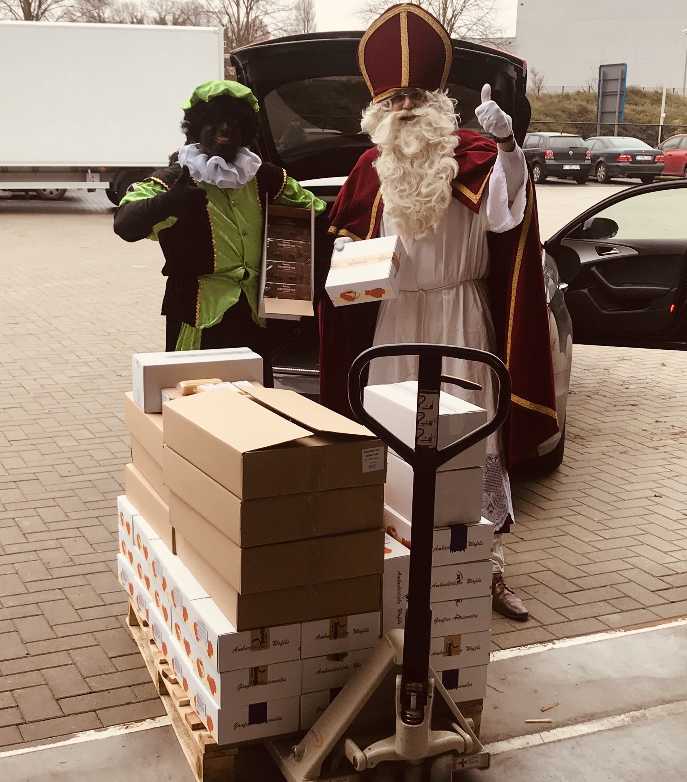 Sinterklaas en zijn helper laden dozen bij Wafeltjes.be